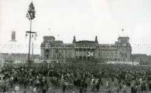 Kundgebung zum 1.Mai 1964 auf dem Platz der Republik vor dem Berliner Reichstag