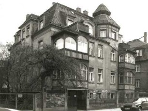 Dresden-Trachau, Reichenberger Straße 9. Wohnhaus (um 1905). Straßenansicht mit Einfriedung