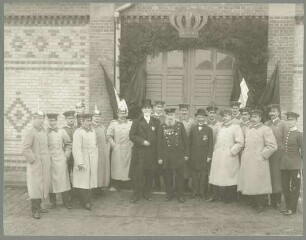 Sechzehn Offiziere des Regiments und drei Veteranen des II. Jäger-Bataillons vor Exerzierhaus Bergkaserne, Garnison Stuttgart, anlässlich der Champigny-Feier, 1904