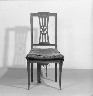 Polsterstuhl : Polsterstuhl. Holz, zum Teil geschnitzt; Polsterung (wohl um 1800/1840)