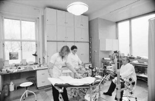 Freiburg: Altes Diakoniekrankenhaus Frauenklinik, Marienstraße; Prof. Wagner im Untersuchungsraum