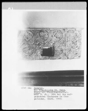 Reliefstein (Flechtbandrelief), welcher 1894 bei der aufgedeckten Taufgrube im Chor gefunden wurde