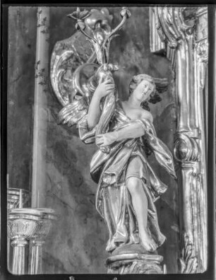 Kirche, Leuchterengel am Tabernakel
