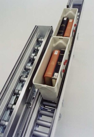 Bahnhof der Buchförderanlage. Beladene Transportbehälter im Ankunftsgleis