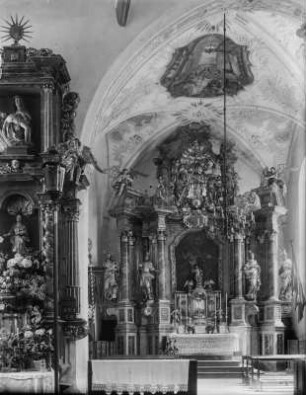 Kircheninneres, vielleicht einer Wallfahrtskirche, mit Haupt- und Nebenaltar sowie Kanzel (wahrscheinlich in Bayern)