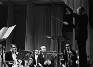 Donaueschingen: Donaueschinger Musiktage; Ernest Bour dirigiert