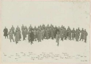 Ca. 47 Offiziere in Uniformmit Mütze auf freiem Feld in Schnee stehend