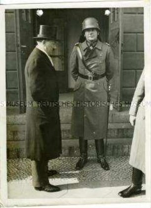 Adolf Hitler und Werner von Blomberg vor dem Staatsakt zum Heldengedenktag in der Staatsoper
