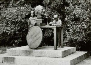 Berlin, Burgstraße. Denkmal für Friedrich Adolph Wilhelm Diesterweg (1990, R. Metzkes)