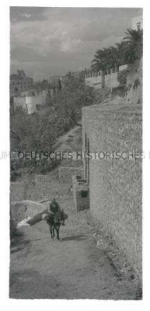Taormina - Weg zur Stadt an der Stadtmauer