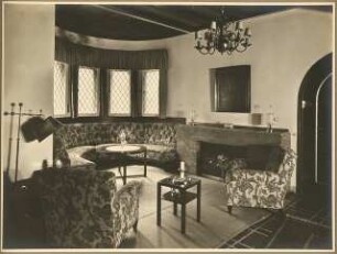 Haus Z., Hameln (?): Diele/Empfangsraum mit Kamin und halbrunden Erker mit Sitzbank