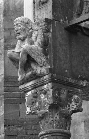 Volutenkapitell und hockende Konsolfigur