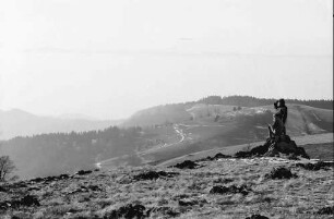 Schauinsland: Steinhaufen auf Hügel; mit Paar