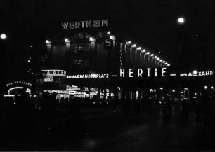 Berlin: Lichtreklamen mit Wertheim und S-Bahnhof Alexanderplatz