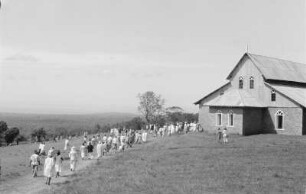 Kirchgang : Personen auf dem Weg in eine Kirche