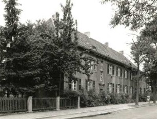 Dresden-Gruna. Wohnsiedlung des Bauvereins "Gartenheim" (um 1926/1927; P. Beck, M. Oertel). Wohnhaus, Hepkestraße 62/60. Straßenansicht