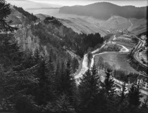 Talblick : Blick in ein Tal mit bewaldeten Berghängen, Straßen und Gebäuden