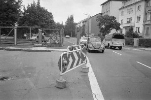 Bau einer Fußgängerunterführung unter der Kriegsstraße in Höhe der Hirschstraße.