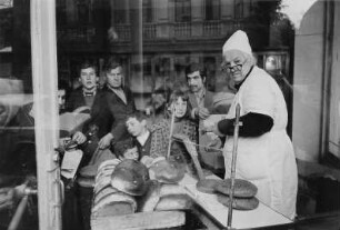 Blick durch das Schaufenster in eine Bäckerei