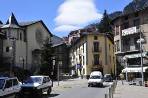 Andorra la Vella - Hauptstraße : Hauptstraße Av. Princep Benlloch. Aufgenommen im Geschäftszentrum der Hauptstadt Andorra la Vella am 17. April 2012
