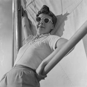 Elisabeth Gremmler mit Sonnenbrille auf einem Segelboot