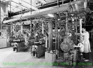 Unbekannter Mitarbeiter beim Überwachen von Druckluftkompressoren im Forschungsreaktor 2 (FR 2)