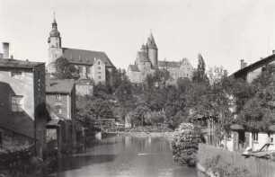 Schloß : Stadtkirche St. Georg und Schloß. Blick von der Straßenbrücke Obergasse über das Schwarzwasser mit Holzlager der Brettschneidemühle?