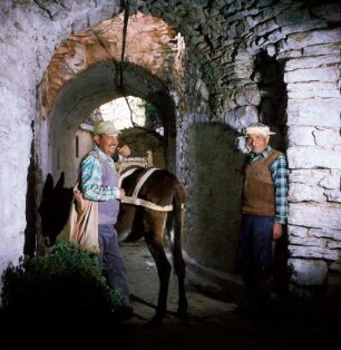Chios. Mesta im Süden der Insel. Bauern und Mulato in einer Tunnelgasse