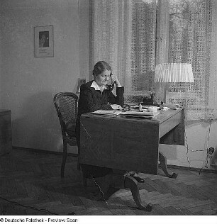 Porträt zweier Damen in Hildegard Jäckels Atelier