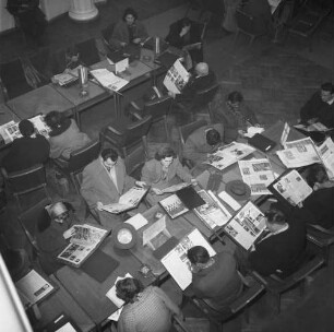 Presseklub : Warschau, Lesende im Lesesaal des Presseklubs
