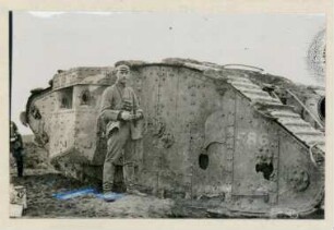 Foto eines in der Schlacht bei Arras erbeuteten englischen Mark-Panzers