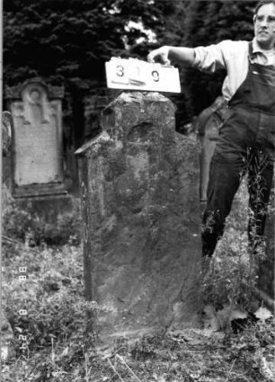 Grabstein 319 (Index: 100095678) Maße HxBxT: 110x56x16 cm: Grabstein 319