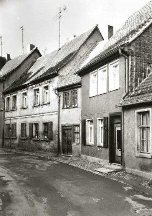 Haldensleben. Lange Straße 85, 87, 89, Wohnhäuser, Straßenfront von Nordosten