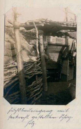 Foto des Eingangs zum Unterstand "Fuchsbau"