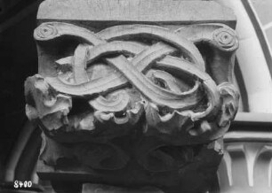 Konsole von der ehemaligen Empore der Stadtpfarrkirche Sankt Maria mit Band- und Blattwerk