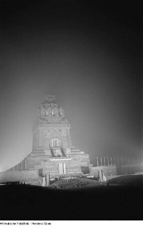 Geschmücktes Völkerschlachtdenkmal anlässlich der Feier zum Gedenken an die Völkerschlacht nach Sonnenuntergang