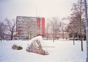 Mommsenstraße 11 (Gebäude B (Hochhaus) und Gebäude A), davor Bahnhofsvorplatz im Winter
