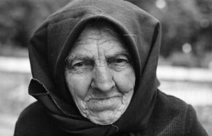 Slowakei ca. 1978, Witwe in typischer schwarzer Tracht