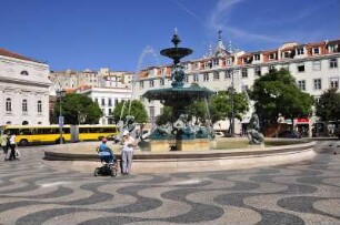Lissabon - Springbrunnen : Auf dem zentralen Rossio-Platz steht dieser monumentale Springbrunnen. Aufgenommen in Lissabon am 13. Oktober 2009