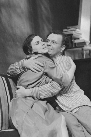 Szenenbilder aus "Lügen haben lange Beine" von Eduardo de Filippo mit Musik von Günter Hauk (Regie: Werner Schulz-Wittan, Ausstattung: Dieter Berge). Maxim-Gorki-Theater Berlin, 21.02.1958 (Premiere am 25.02.1958) : Mit Lotte Loebinger als Carmela, Evamaria Bath als Olga, Ruth Kommerell als Constanza, Eva-Maria Hagen als Angelina, Heinz Scholz als Libero, Wilhelm Gröhl als Benedetto, Walter Jupé als Guglielmo, Hermann Dieckhoff als Roberto, Hildegard Röder als Graziella, Friedel Nowack als Christina, Wolfgang Hübner als erster Sohn u. a.