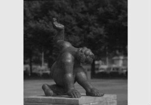 Blick auf die Plastik "Die Erde" von Ingeborg Hunzinger im Lustgarten