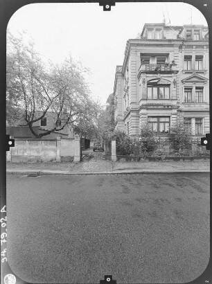Dresden-Striesen, Voglerstraße 9. Wohnhaus (um 1895). Straßenfront (Teilansicht)