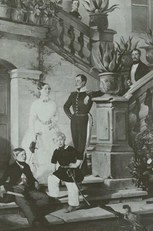 Die Familie von Schroeter auf der Schloßtreppe von Bieberstein