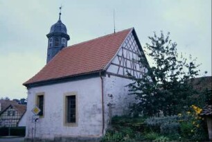 Dorfkirche, Seitenansicht; Giebel in Sichtfachwerk