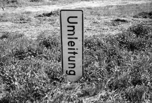 Freiburg: Schild Umleitung im Boden steckend