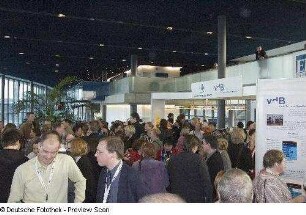 Tagungsteilnehmer vor dem Messestand Verein Deutscher Bibliothekare e. V.