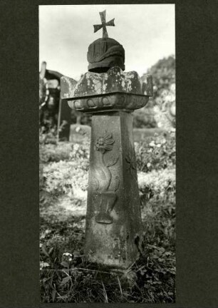 Friedhof. Grabstein, Urne mit Kreuz