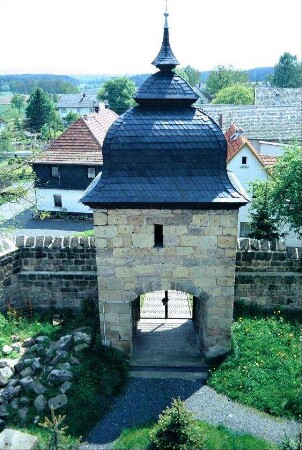 Blick von der Kirche auf den Torturm der Kirchhofsmauer