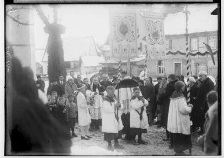 Primizfeier Benzinger 1931; Prozession vor der Kirche, im Vordergrund Ministranten, im Mittelpunkt Neupriester Benzinger mit Bischof