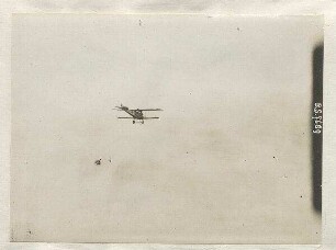 Flugzeug im Luftkampf aufgenommen (600 m)